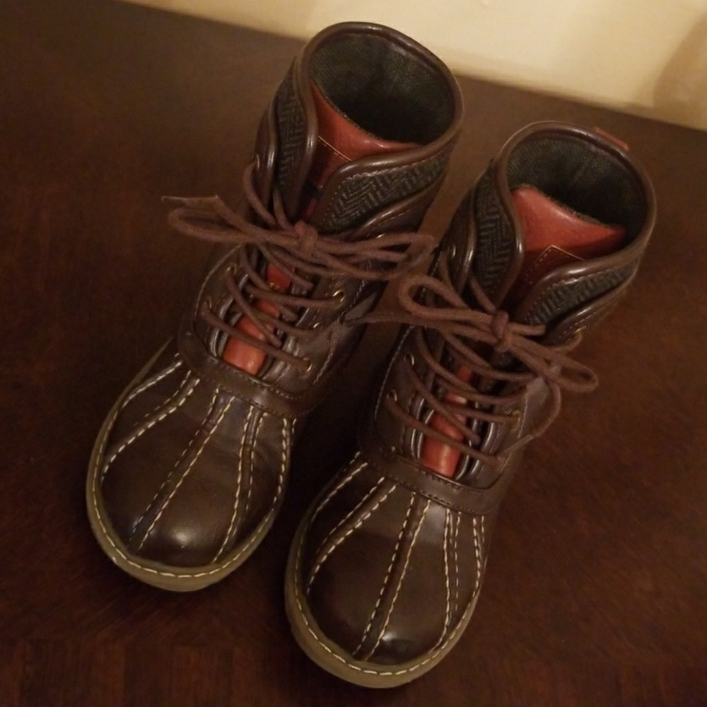 Tommy Hilfiger toddler winter boots.